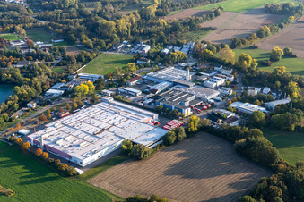 Gebäude und Produktionshallen auf dem Werksgelände der Coca-Cola European Partners Deutschland GmbH in Neureut in Karlsruhe im Bundesland Baden-Württemberg