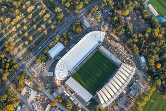 Erweiterungs- und Umbau- Baustelle am Sportstätten-Gelände des Stadion "Wildparkstadion" des KSC in Karlsruhe im Ortsteil Innenstadt-Ost im Bundesland Baden-Württemberg, Deutschland von oben gesehen