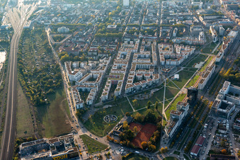 Moderne Wohnbebauung am Citypark (Stadtpark Südost) an der Ludwig Erhard Allee im Ortsteil Südstadt in Karlsruhe im Bundesland Baden-Württemberg, Deutschland