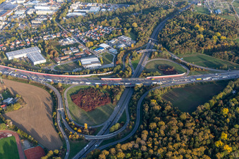Streckenführung und Fahrspuren im Verlauf der Autobahn- Abfahrt und Zufahrt Karlsruhe Mitte der BAB A5 im Ortsteil Durlach in Karlsruhe im Bundesland Baden-Württemberg, Deutschland