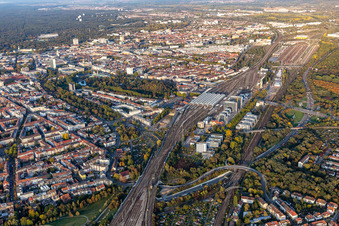 Gleisverlauf und Gebäude des Hauptbahnhofes der Deutschen Bahn in Karlsruhe im Ortsteil Südweststadt im Bundesland Baden-Württemberg, Deutschland