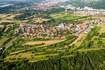 Ortsansicht der Straßen und Häuser der Wohngebiete in Birkenfeld im Bundesland Baden-Württemberg, Deutschland