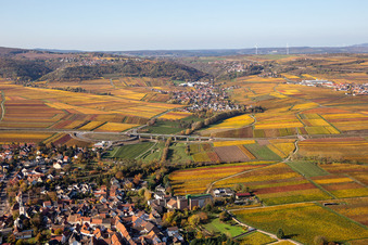 Herbstliche verfärbte Dorf - Ansicht im Ortsteil Jerusalemsberg in Kirchheim an der Weinstraße im Bundesland Rheinland-Pfalz, Deutschland aus der Luft