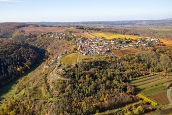 Herbstliche verfärbte Dorf - Ansicht in Battenberg im Bundesland Rheinland-Pfalz, Deutschland