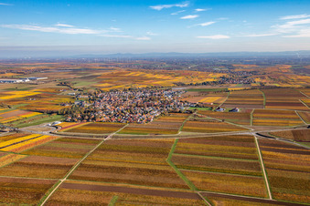 Herbstliche verfärbte Dorf - Ansicht im Ortsteil Jerusalemsberg in Kirchheim an der Weinstraße im Bundesland Rheinland-Pfalz, Deutschland von oben gesehen