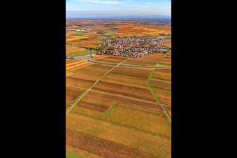 Ortsansicth inmitten von Weinbergen aus Süden im Ortsteil Jerusalemsberg in Kirchheim an der Weinstraße im Bundesland Rheinland-Pfalz, Deutschland