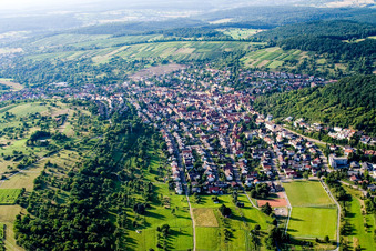 Ortsansicht der Straßen und Häuser der Wohngebiete in Keltern im Ortsteil Dietlingen im Bundesland Baden-Württemberg, Deutschland