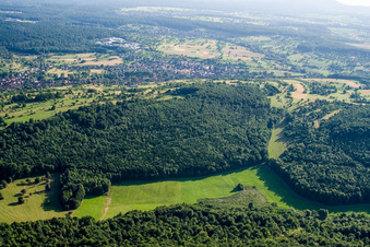 Naturschutzgebiet Kettelbachtal im Ortsteil Obernhausen in Birkenfeld im Bundesland Baden-Württemberg, Deutschland aus der Drohnenperspektive