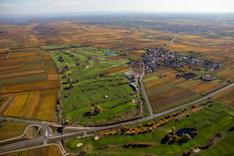 Gelände des Golfplatz Golfgarten Deutsche Weinstraße - Dackenheim - GOLF absolute in Dackenheim im Bundesland Rheinland-Pfalz, Deutschland vom Flugzeug aus