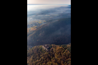 Burg Landeck in Klingenmünster im Bundesland Rheinland-Pfalz, Deutschland aus der Luft
