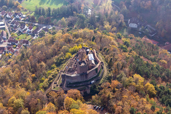 Herbstluftbild der Ruine und Mauerreste der ehemaligen Burganlage Burg Landeck in Klingenmünster im Bundesland Rheinland-Pfalz, Deutschland