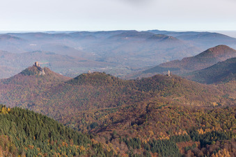Herbstluftbild der Burgen Trifels, Scharfeneck und Anebos über dem Pfälzerwald in Annweiler am Trifels im Bundesland Rheinland-Pfalz, Deutschland