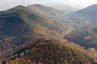 Luftbild von Burgruine Scharfenberg in Leinsweiler im Bundesland Rheinland-Pfalz, Deutschland