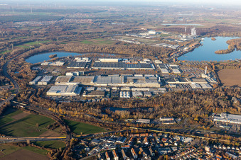 Luftbild von Gebäude und Produktionshallen auf dem Werksgelände des Daimler Automobilwerk Wörth in Wörth am Rhein im Bundesland Rheinland-Pfalz, Deutschland