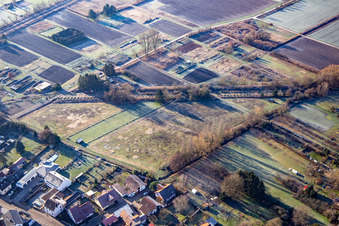 Schrägluftbild von "Höckerlinie" Panzersperre aus dem 2. Weltkrieg in Steinfeld im Bundesland Rheinland-Pfalz, Deutschland