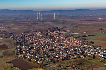 Ortsansicht der Straßen und Häuser der Wohngebiete vor dem Windpark Freckenfeld in Minfeld im Bundesland Rheinland-Pfalz, Deutschland