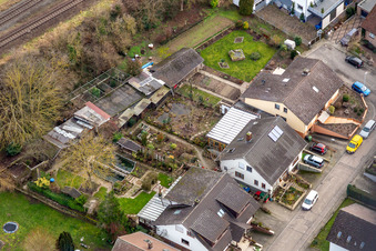 Im Rosengarten in Winden im Bundesland Rheinland-Pfalz, Deutschland von einer Drohne aus
