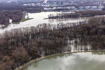 Kaianlagen und Schiffs- Anlegestellen am Hafenbecken des Binnenhafen Oelhafen bei Rhein-Hochwasser in Karlsruhe im Ortsteil Knielingen im Bundesland Baden-Württemberg, Deutschland