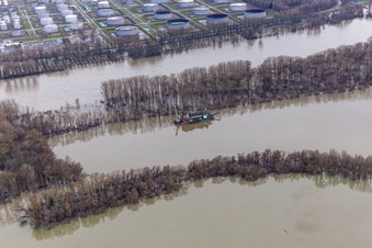 Baggerschiff im Landeshafen Wörth bei Hochwasser im Ortsteil Maximiliansau in Wörth am Rhein im Bundesland Rheinland-Pfalz, Deutschland