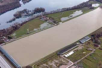 Hofgut Maxau zwischen Rhein und Knielinger See bei Rheinhochwasser im Ortsteil Knielingen in Karlsruhe im Bundesland Baden-Württemberg, Deutschland