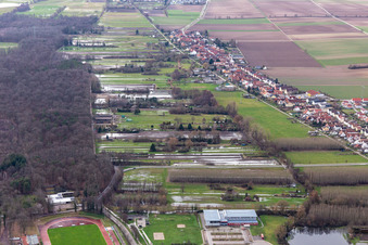 Land unter mit überschwemmten Wiesen zwischen Floßgraben und Dörniggraben an der Saarstr in Kandel im Bundesland Rheinland-Pfalz, Deutschland