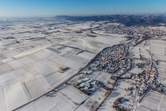 Winterlich schneebedeckte Dorf - Ansicht am Rande von landwirtschaftlichen Feldern und Nutzflächen in Niederhorbach im Ortsteil Kapellen in Kapellen-Drusweiler im Bundesland Rheinland-Pfalz, Deutschland