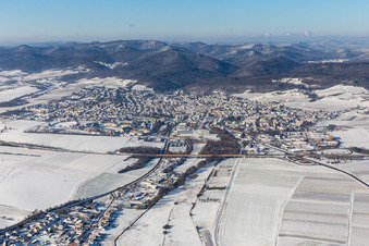Winterluftbild im Schnee in Bad Bergzabern im Bundesland Rheinland-Pfalz, Deutschland