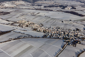 Winterluftbild im Schnee in Niederhorbach im Bundesland Rheinland-Pfalz, Deutschland