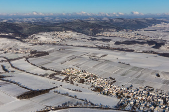 Winterluftbild im Schnee in Niederhorbach im Bundesland Rheinland-Pfalz, Deutschland