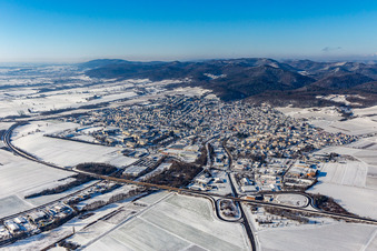 Winterlich schneebedeckte Ortsansicht mit Straßen und Häusern der Wohngebiete in Bad Bergzabern im Bundesland Rheinland-Pfalz, Deutschland