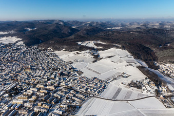 Luftbild von Winterlich schneebedeckte Ortsansicht mit Straßen und Häusern der Wohngebiete in Bad Bergzabern im Bundesland Rheinland-Pfalz, Deutschland