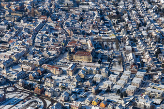 Winterlich schneebedeckte Palais des Schloss Bergzaberner Hof in Bad Bergzabern im Bundesland Rheinland-Pfalz, Deutschland