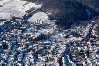 Winterluftbild im Schnee vom Kurpark Bad Bergzabern im Bundesland Rheinland-Pfalz, Deutschland