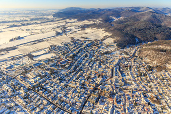 Winterluftbild im Schnee von Südwesten in Bad Bergzabern im Bundesland Rheinland-Pfalz, Deutschland