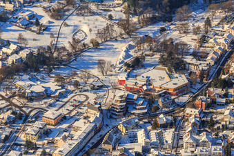 Winterluftbild im Schnee von der Südpfalz Therme im Kurpark in Bad Bergzabern im Bundesland Rheinland-Pfalz, Deutschland