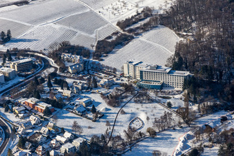Winterluftbild im Schnee der Edith-Stein-Fachklinik in Bad Bergzabern im Bundesland Rheinland-Pfalz, Deutschland