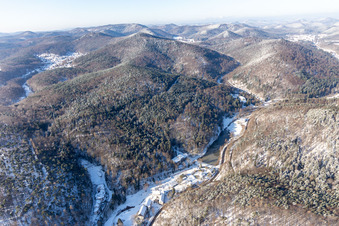 Winterluftbild im Schnee vom Kurtal in Bad Bergzabern im Bundesland Rheinland-Pfalz, Deutschland
