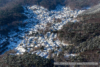 Winterluftbild im Schnee in Dörrenbach im Bundesland Rheinland-Pfalz, Deutschland