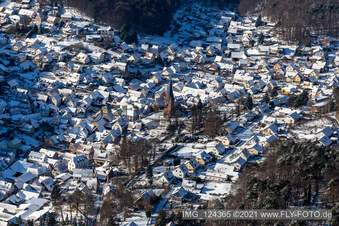 Winterluftbild im Schnee in Dörrenbach im Bundesland Rheinland-Pfalz, Deutschland