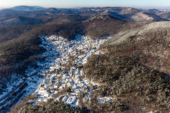 Winterlich schneebedeckte Dorf - Ansicht in Dörrenbach im Bundesland Rheinland-Pfalz, Deutschland