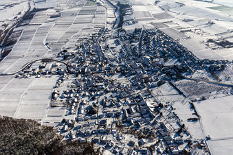 Winterluftbild im Schnee in Oberotterbach im Bundesland Rheinland-Pfalz, Deutschland