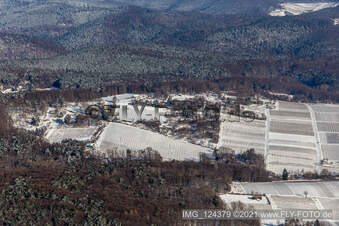Winterluftbild im Schnee von Gartengrundstücken am Wald in Dörrenbach im Bundesland Rheinland-Pfalz, Deutschland