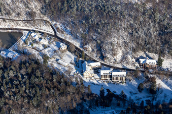 Winterluftbild im Schnee vom Hotel Luisental im Kurtal in Bad Bergzabern im Bundesland Rheinland-Pfalz, Deutschland