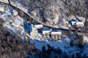 Winterluftbild im Schnee vom Hotel Luisental im Kurtal in Bad Bergzabern im Bundesland Rheinland-Pfalz, Deutschland