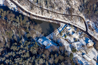Winterluftbild im Schnee von Hotelpension Seeblick im Kurtal in Bad Bergzabern im Bundesland Rheinland-Pfalz, Deutschland
