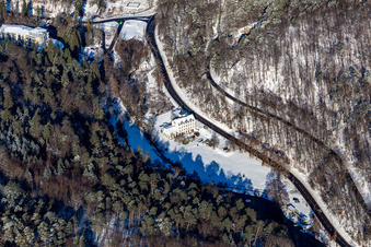 Winterluftbild im Schnee vom Hotel Pfälzer Wald im Kurtal in Bad Bergzabern im Bundesland Rheinland-Pfalz, Deutschland