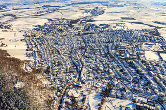Stadtansicht aus Westen im Winter mit Schnee in Bad Bergzabern im Bundesland Rheinland-Pfalz, Deutschland