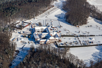 Winterluftbild im Schnee vom Kloster Liebfrauenberg in Bad Bergzabern im Bundesland Rheinland-Pfalz, Deutschland