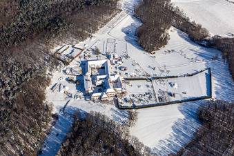 Winterluftbild im Schnee vom Kloster Liebfrauenberg in Bad Bergzabern im Bundesland Rheinland-Pfalz, Deutschland