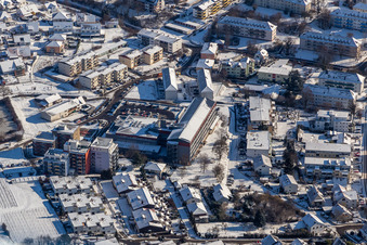 Winterluftbild im Schnee vom Krankenhaus Bad Bergzabern im Bundesland Rheinland-Pfalz, Deutschland
